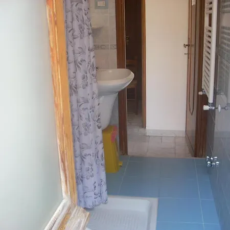 科拉罗酒店 2* 莫内利亚