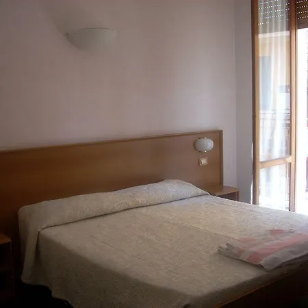 科拉罗酒店 2* 莫内利亚