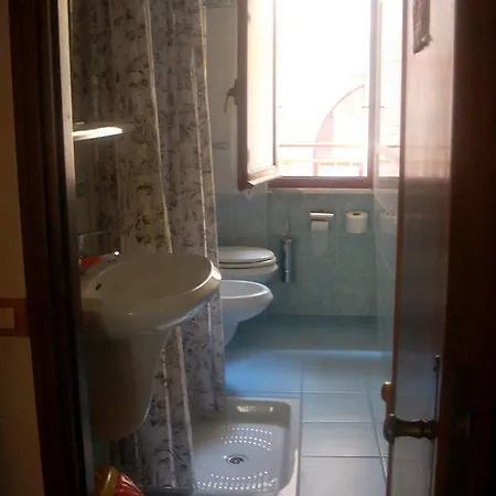 科拉罗酒店 2* 莫内利亚